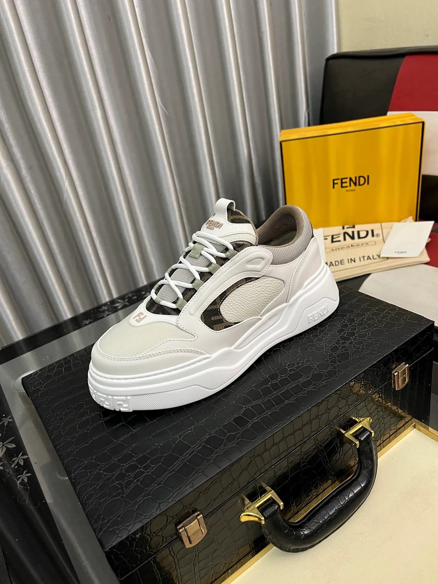 Men's Men's Shoes 💰680⌚️⌚️(Higher version) [Fendi] Fendi's latest casual shoes for men! Available at counters simultaneously! A one-to-one replica of the original. Made entirely of imported top-grain calfskin, the interior is made of top-grain water-dyed cowhide, and the original factory-supplied rubber outsole. Leading new fashion concepts. Matching code: 38-44. 45 can be customized and non-returnable!